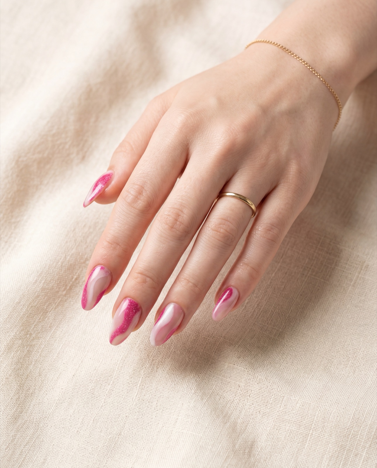 Fuşya pembe mermer krom efektli badem uçlu kalıcı oje — Sora Beauty Studio Suadiye