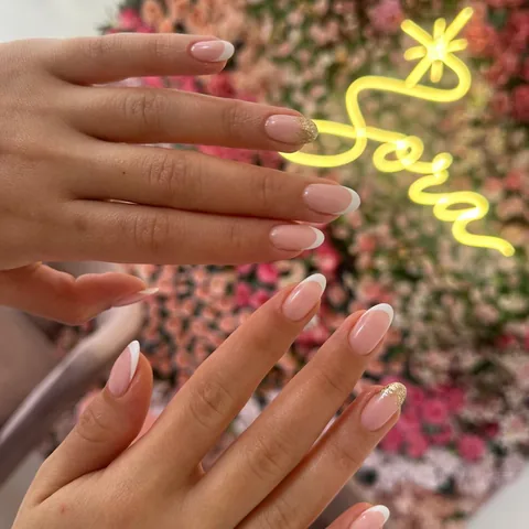 Klasik French altın simli badem protez tırnak — Sora Beauty Studio Bağdat Caddesi