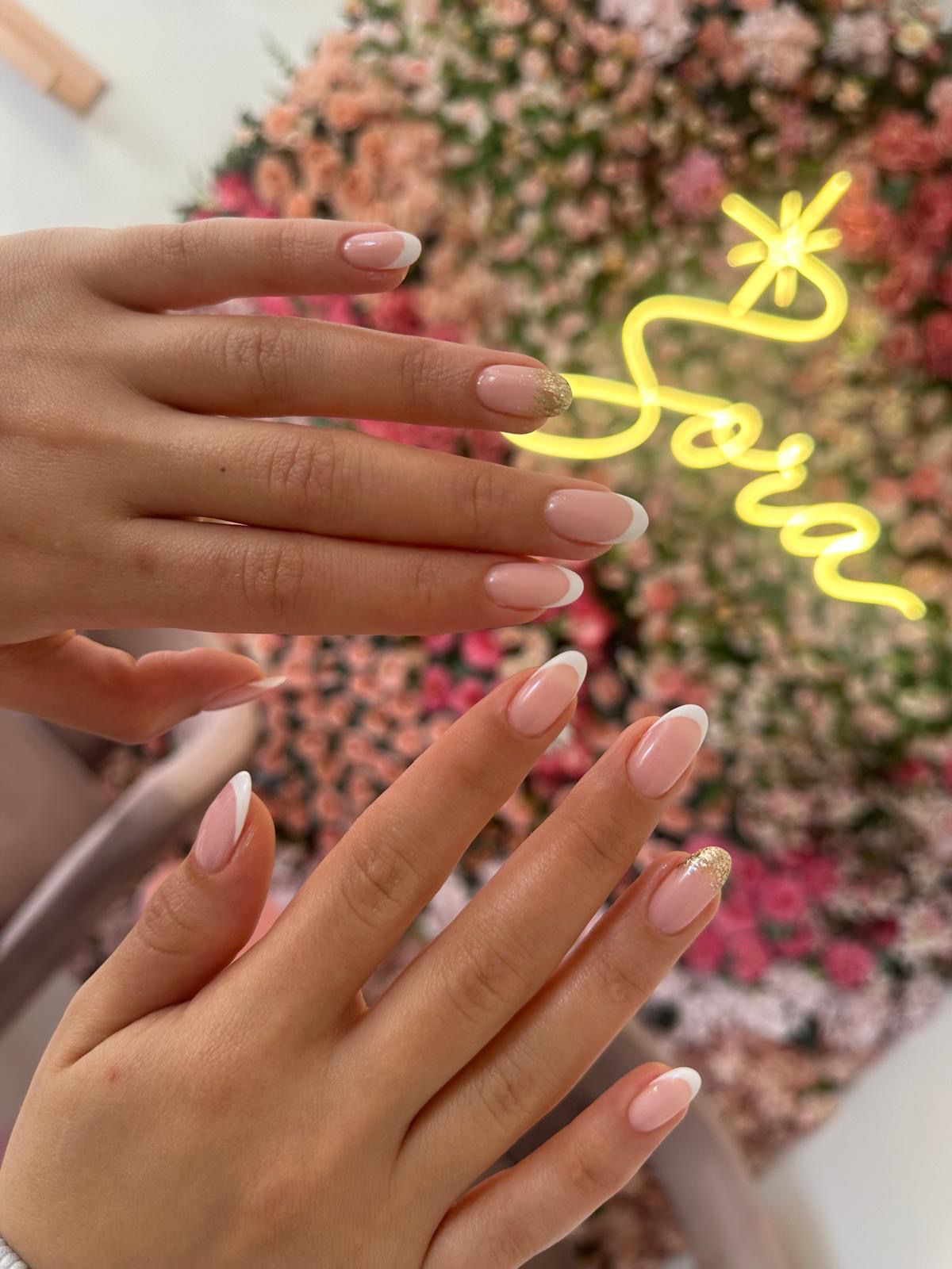 Klasik French altın simli badem protez tırnak — Sora Beauty Studio Bağdat Caddesi